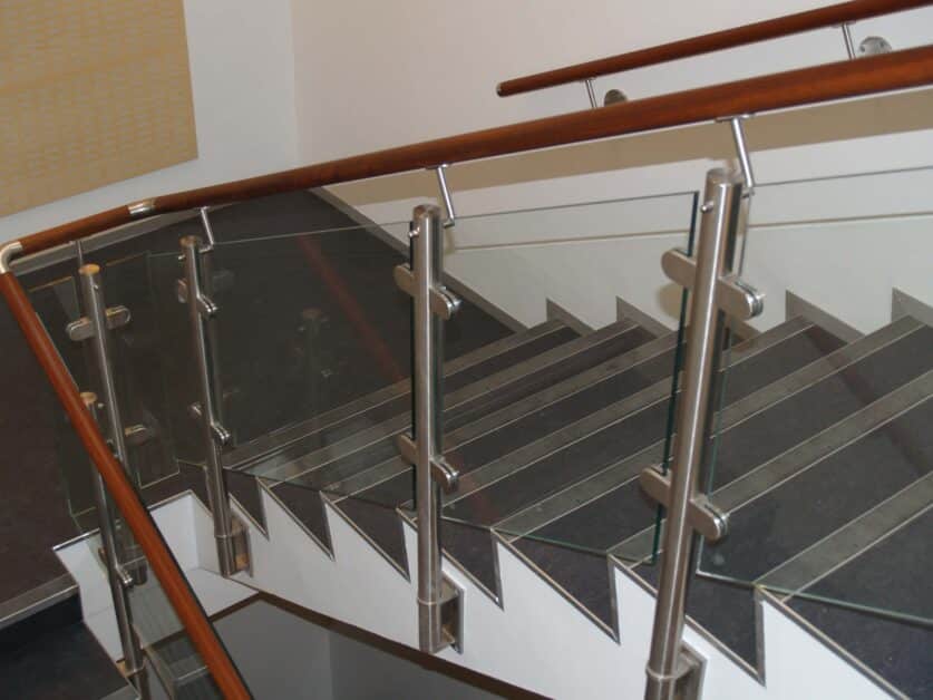 glasräcke på trappor inomhus